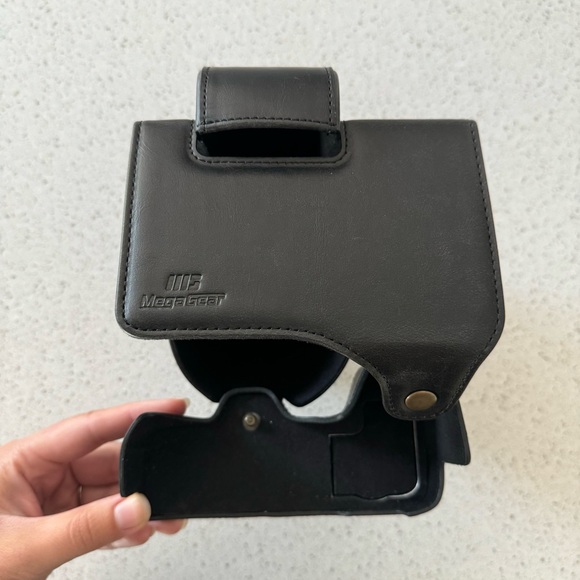 megagear leather camera case - Picture 5 of 10